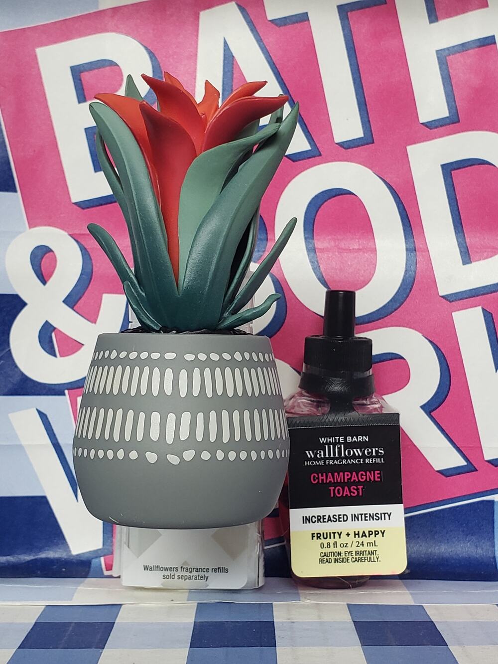 BBW Guzmania Air Plant Fragrance Wallflower Plug In w. Champagne Toast Refill